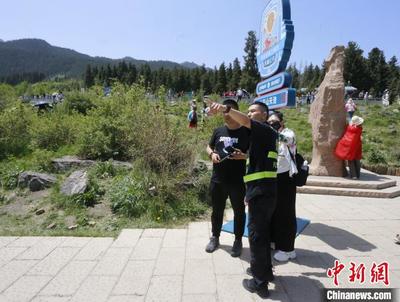 民警暖心服務(wù)，化身“活地圖”為游客指路解憂